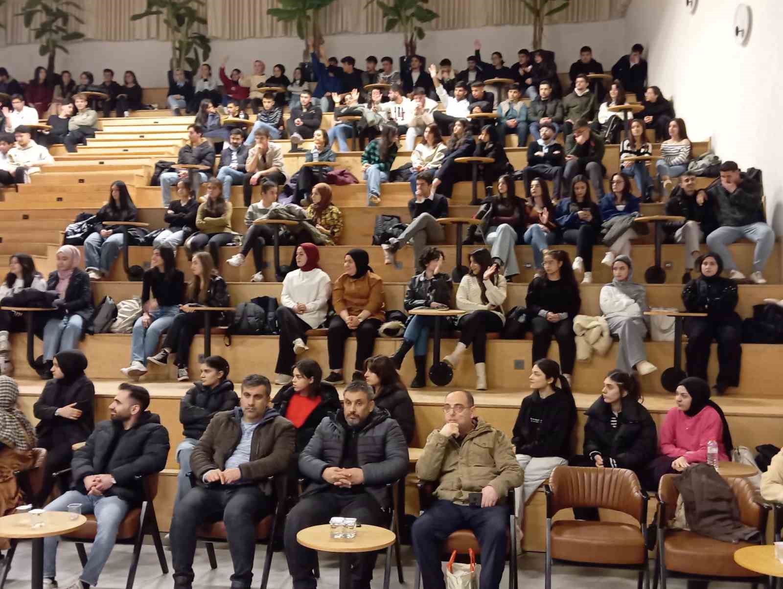 Sınava hazırlanan öğrencilere motivasyon ve eğitim semineri