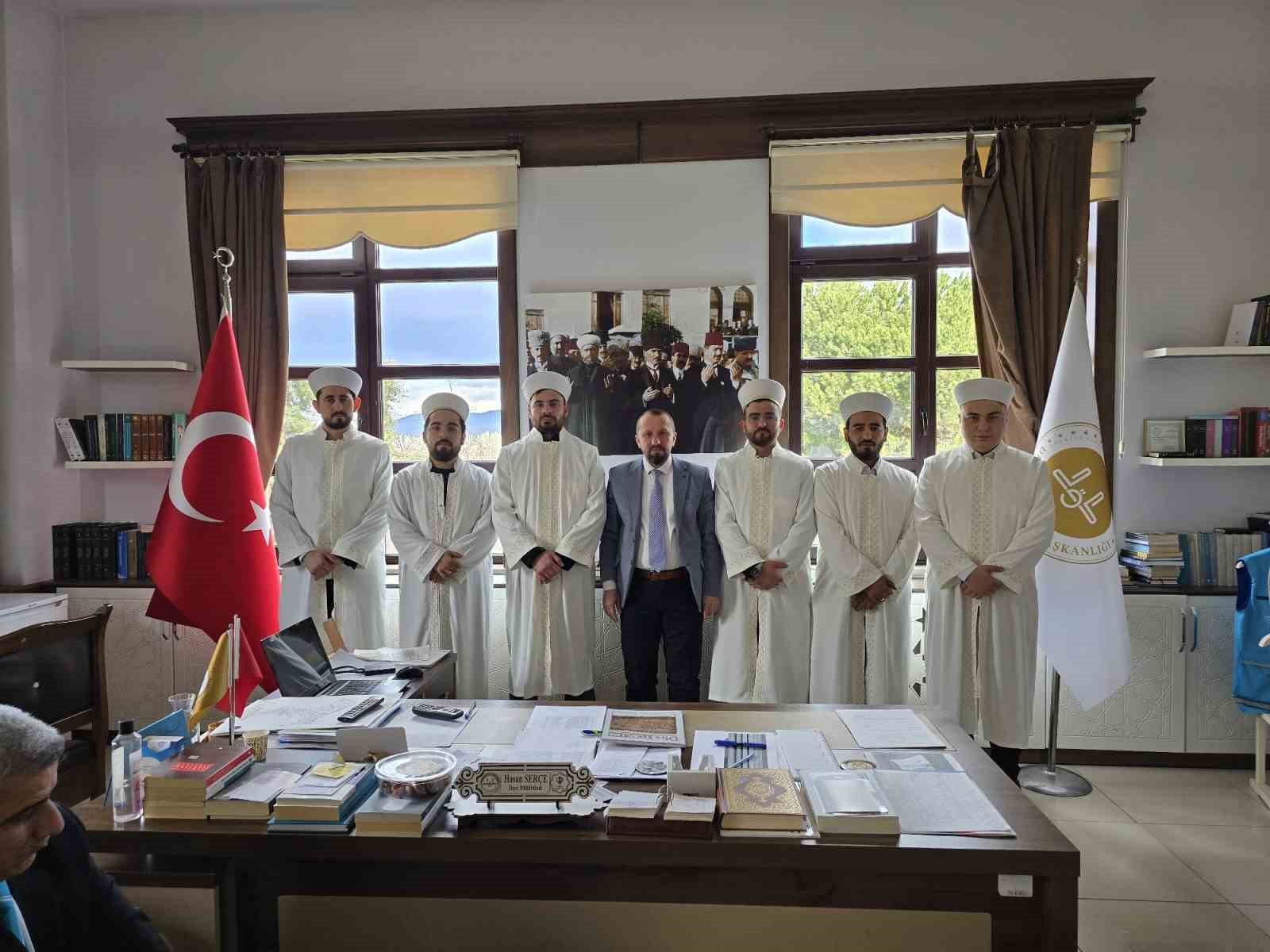 Simav’da yeni atanan 6 din görevlisine cübbe ve fes giydirildi