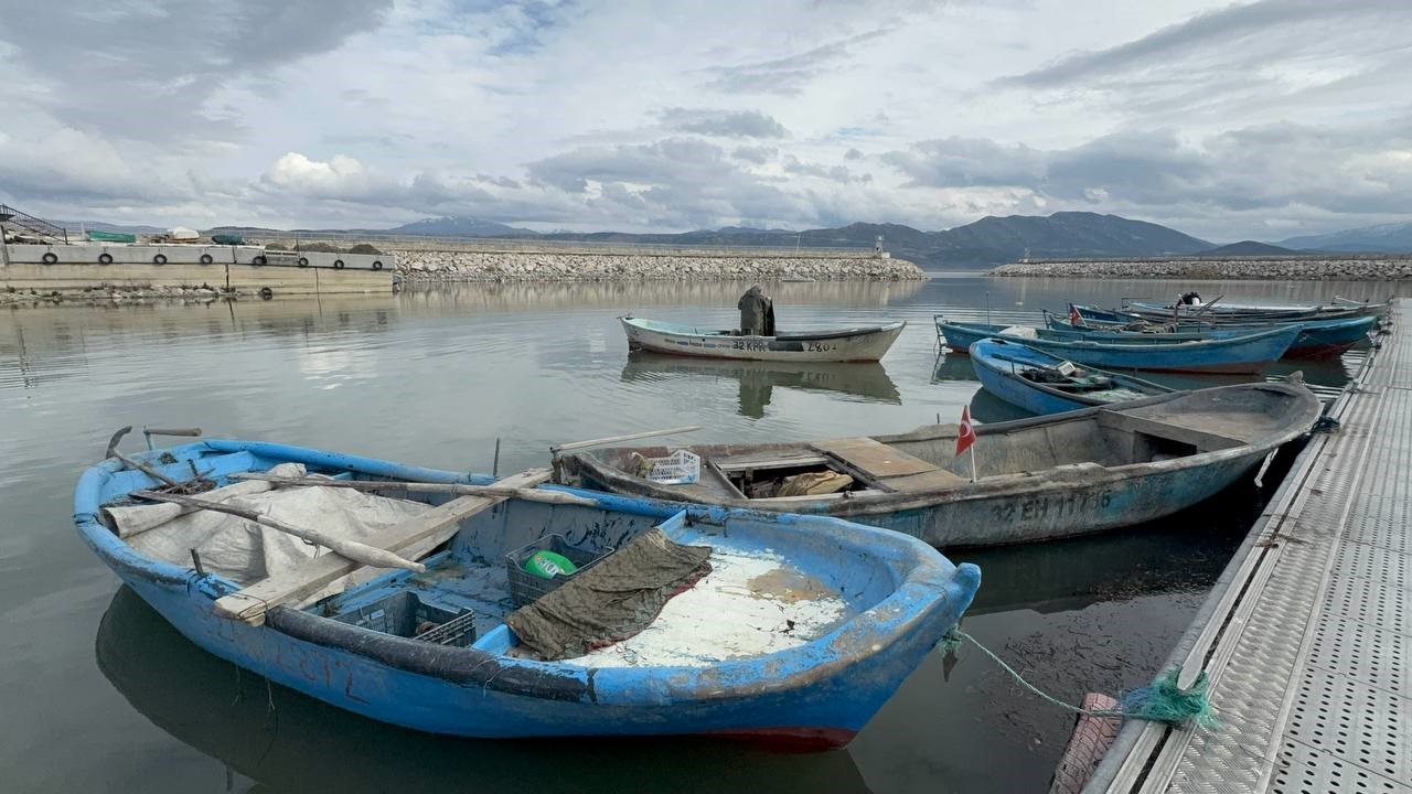 Eğirdir Gölü’nde 1 haftada kaçak avlanan bin kerevit sepeti ele geçirildi
