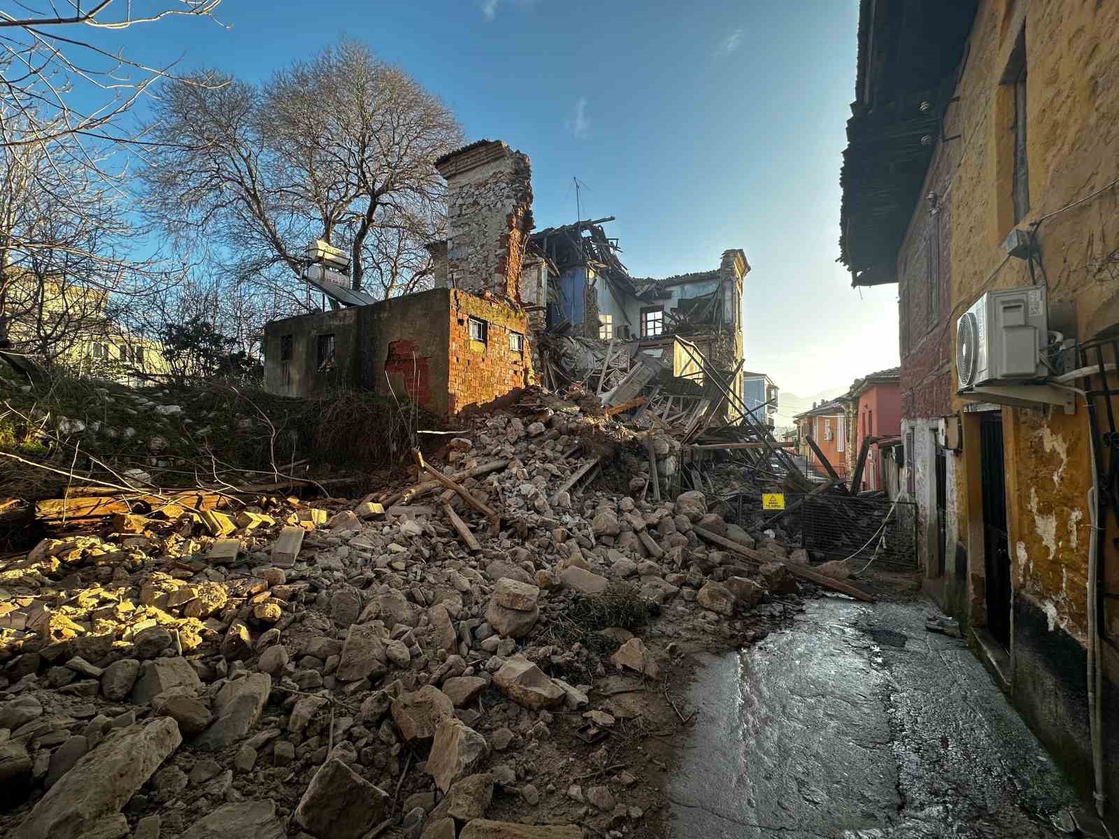 Milas’ta tarihi ev çöktü, olay anı güvenlik kameralarına yansıdı