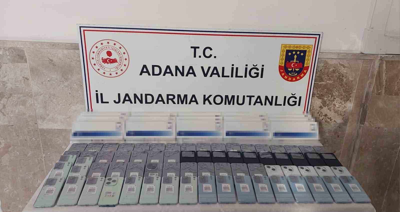 Adana’da gümrük kaçağı 70 cep telefonu ile 2 ruhsatsız tabanca ele geçirildi
