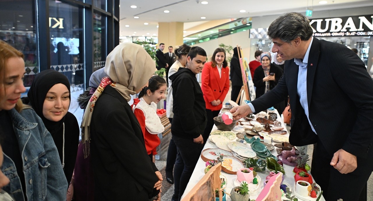 Özel çocukların sergisi ilgi gördü