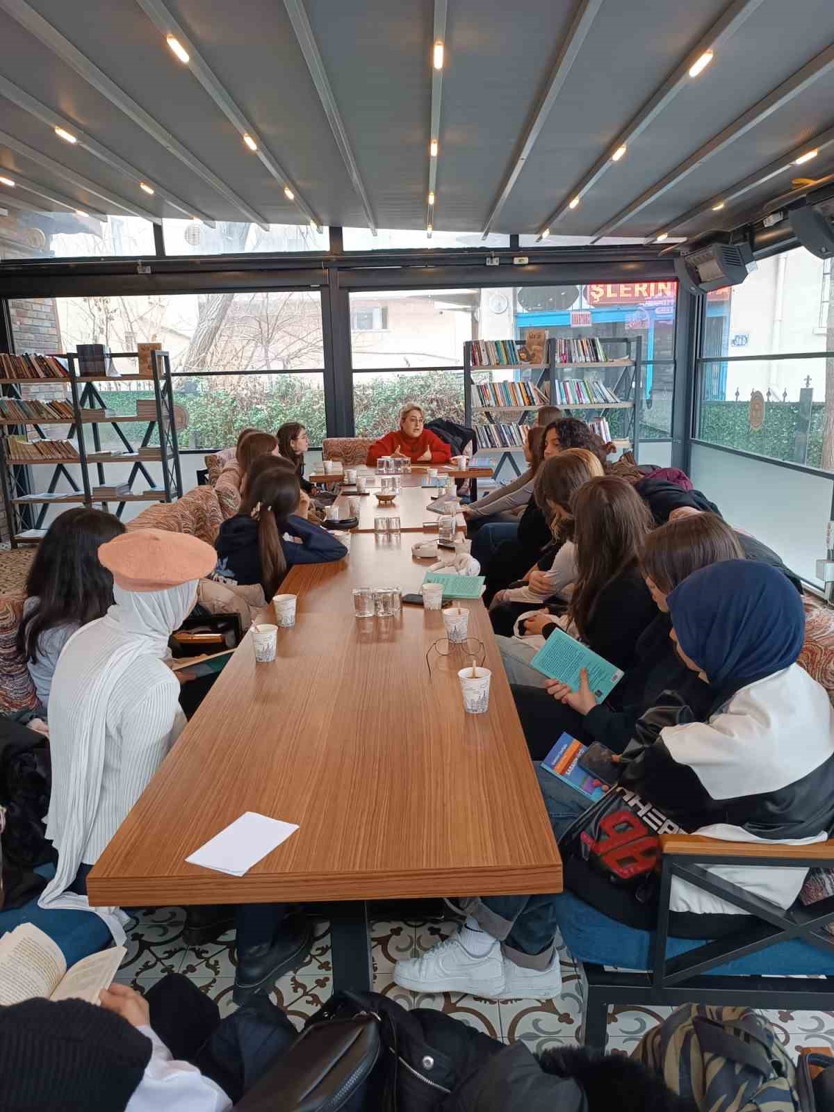 Sincanlı gen&ccedil;lerin g&ouml;zdesi: Kitap Kafe
