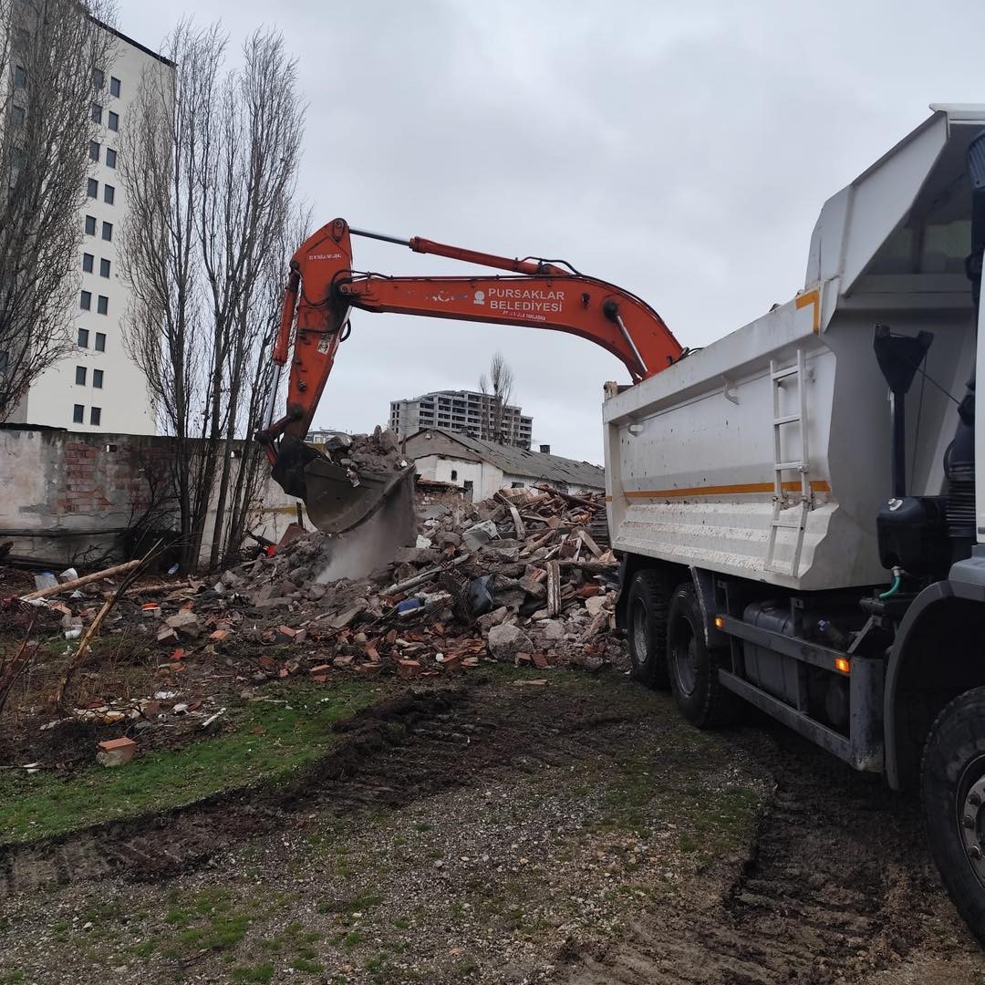 Pursaklar Belediyesi metruk yapıları yıkıyor
