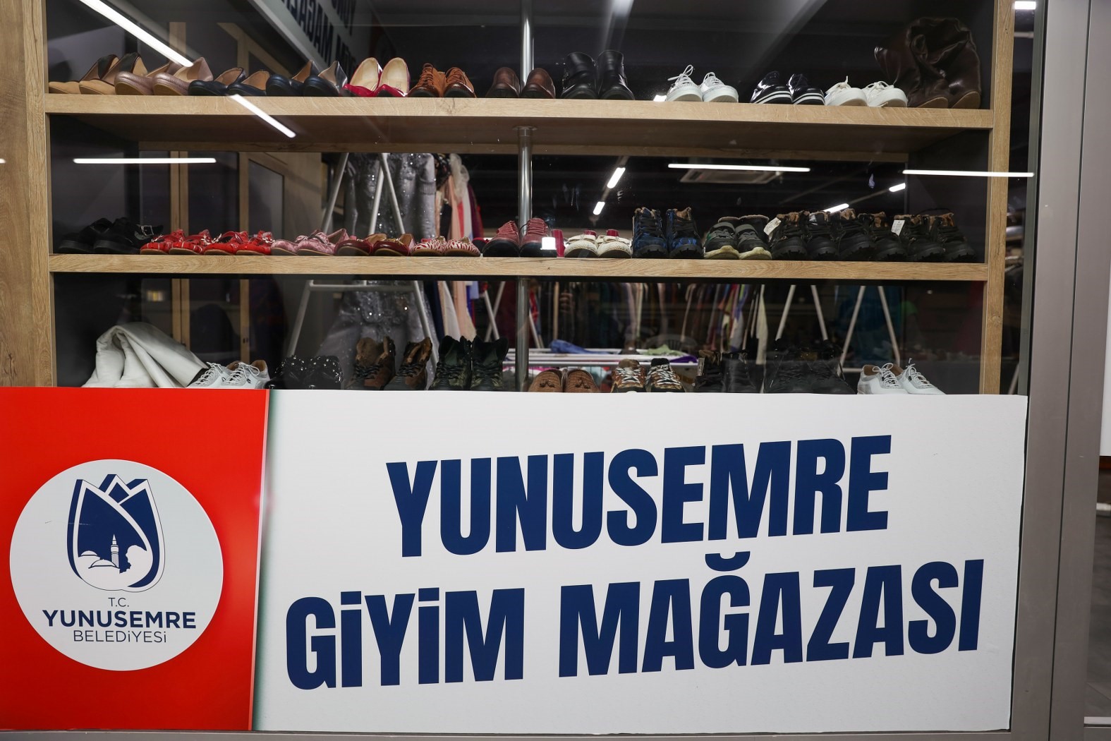 Yunusemre Giyim Mağazası&rsquo;yla ihtiya&ccedil; sahiplerine ulaşıyor
