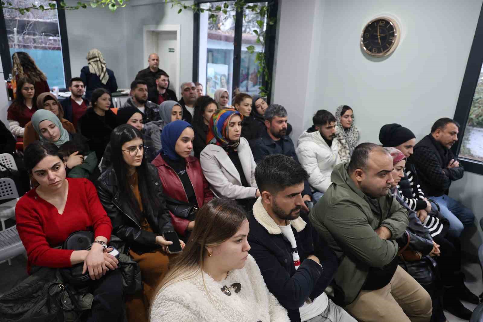 Diyarbakır’da otizmli çocukların ailelerine seminer verildi
