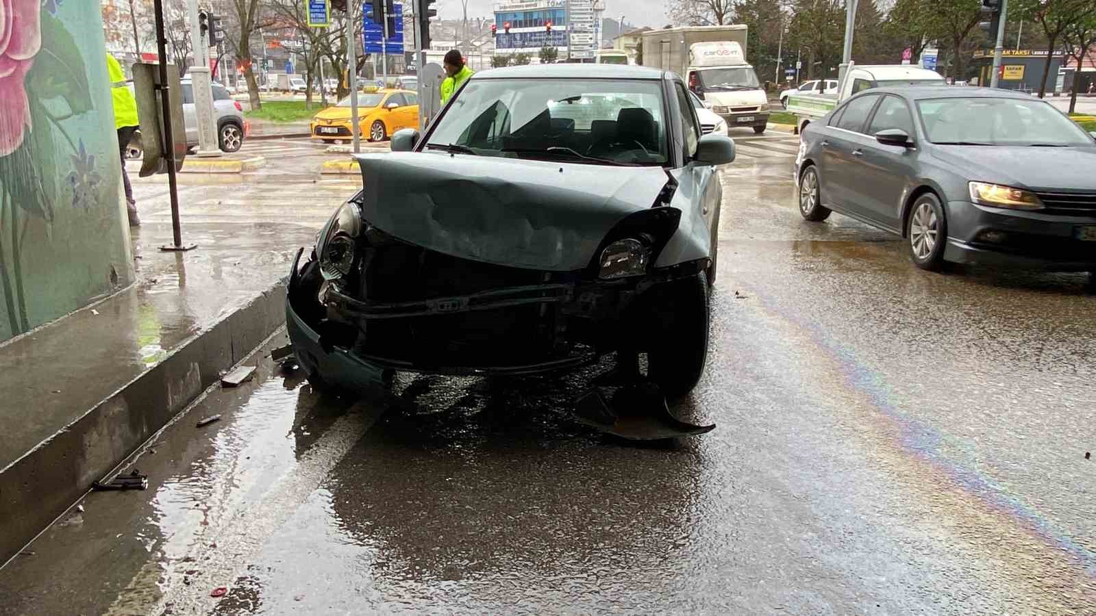 İki araç çarpıştı: Kopan parça yayayı yaraladı