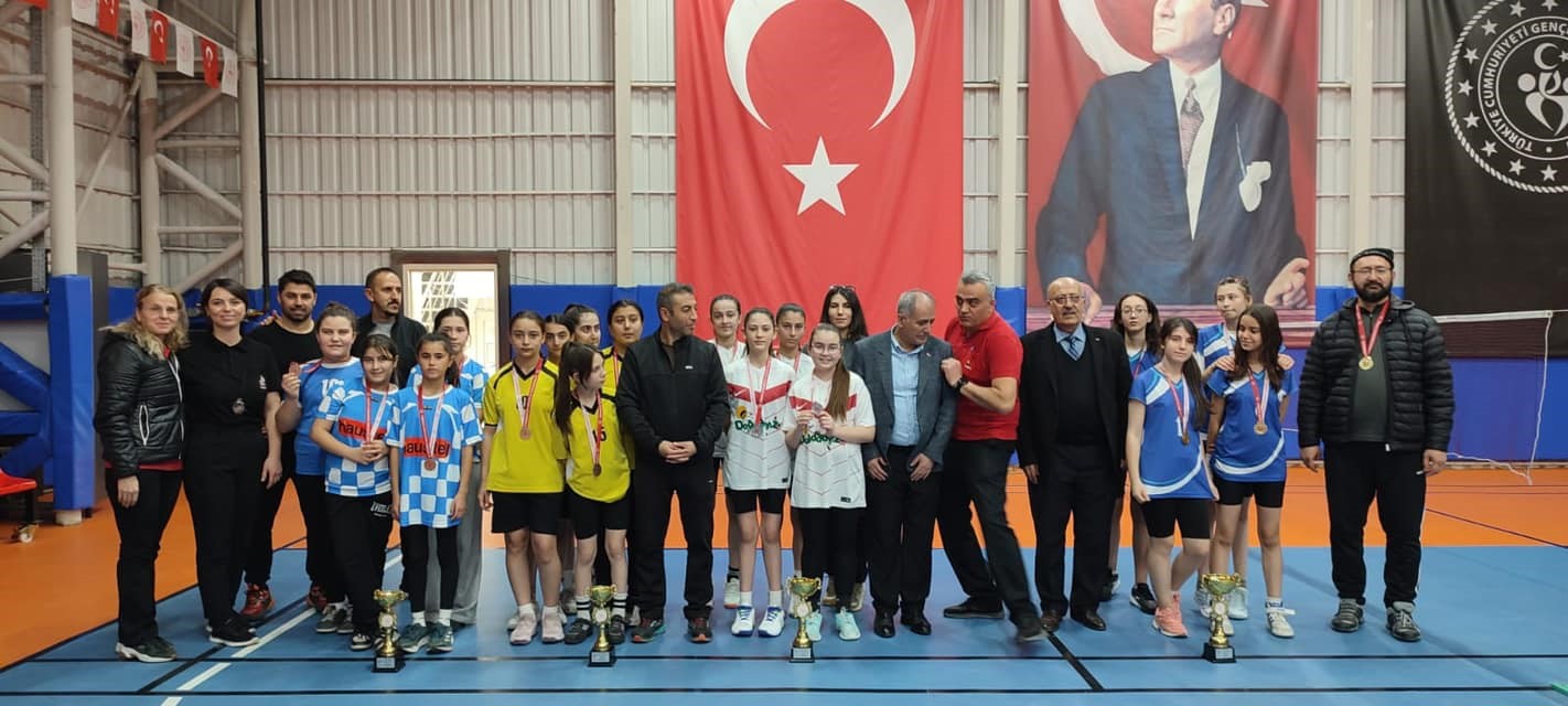 Okul sporları badminton yıldız kızlar maçları sona erdi