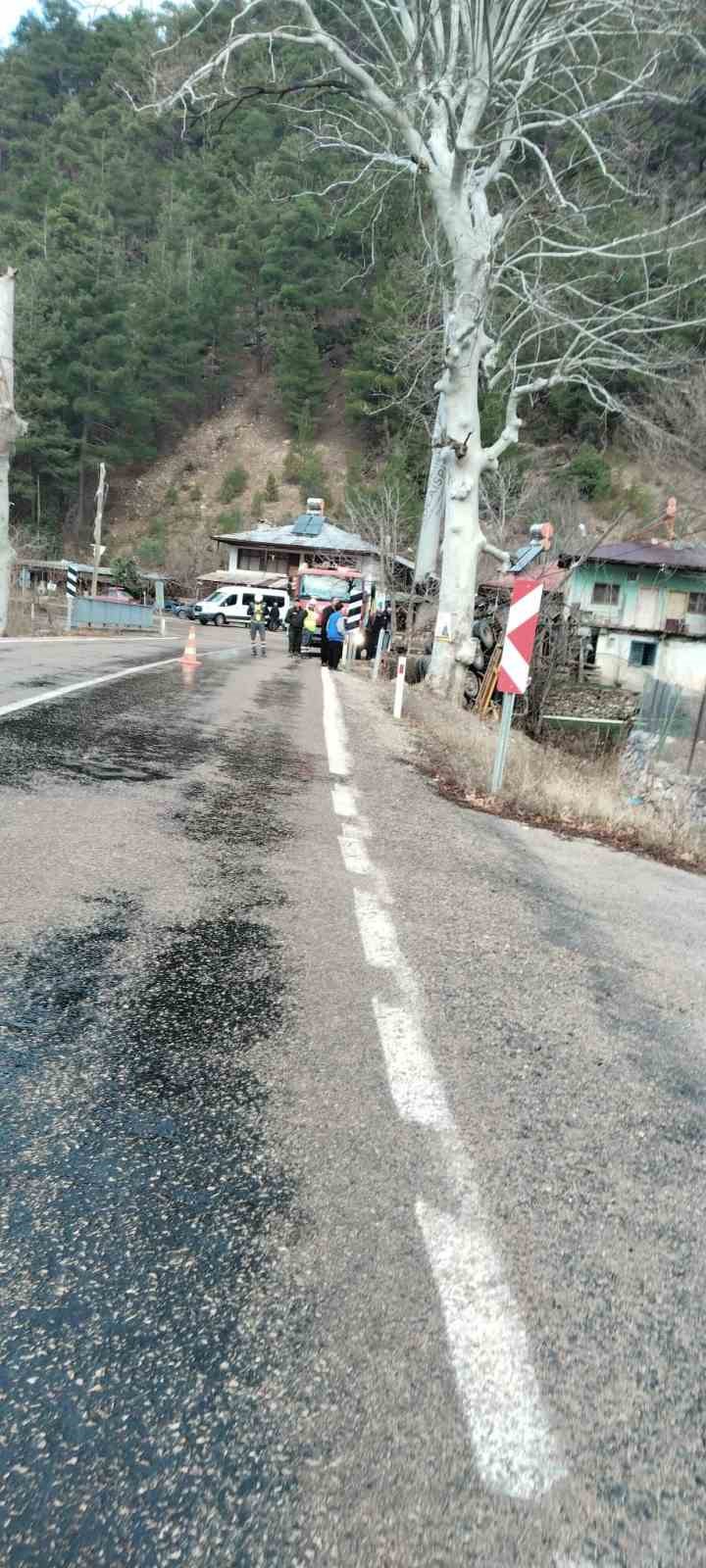 Tırın ırmağa düşmesi sonucu 2 kişi yaralandı
