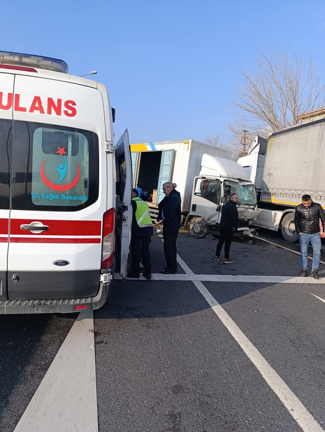 Aydınlatma direğine çarpan kamyonet sürücüsü yarandı
