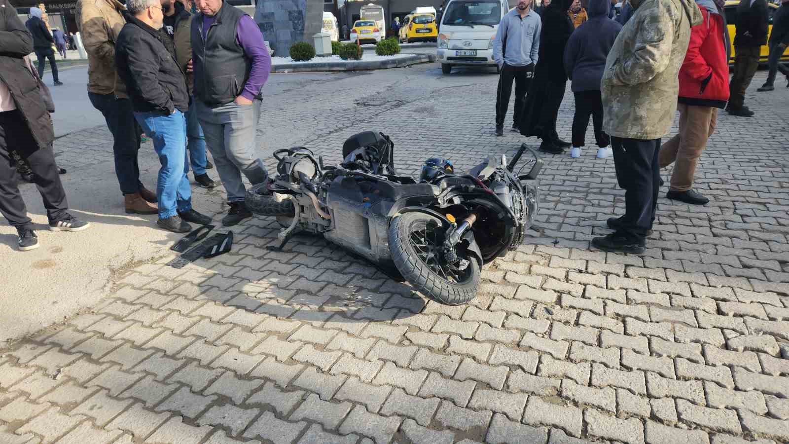 Edremit’te otomobille çarpışan motosiklet sürücüsü yaralandı