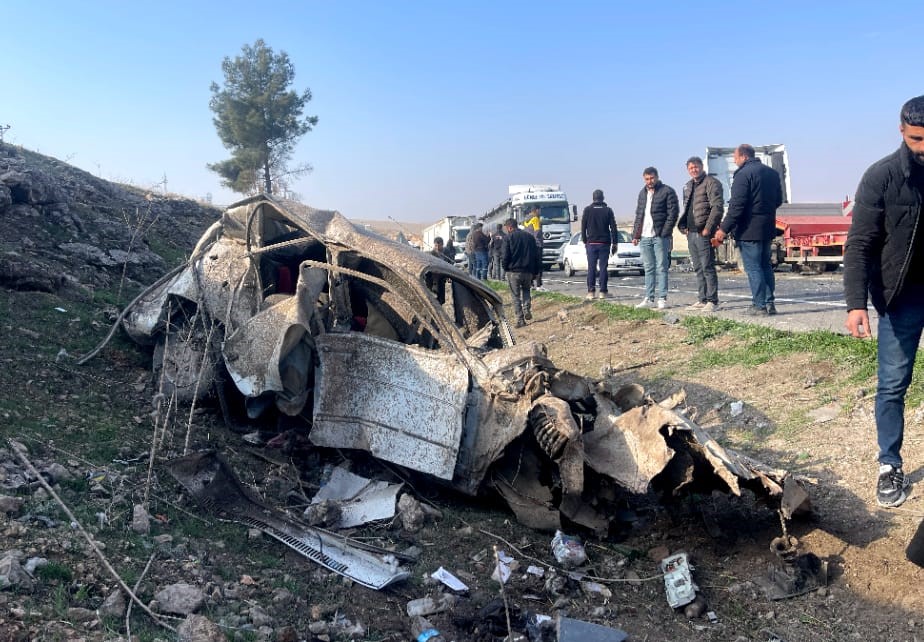 Şanlıurfa’da tırla çarpışıp şarampole devrilen otomobilin sürücüsü ağır yaralandı