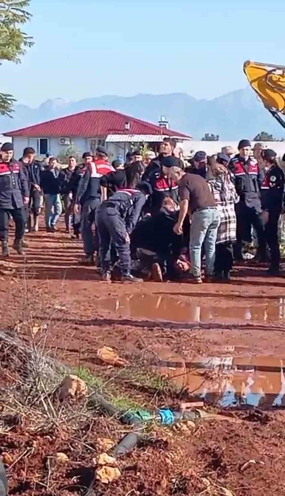 Elinde orakla çatıya çıkıp evini yıktırmamak için direndi
