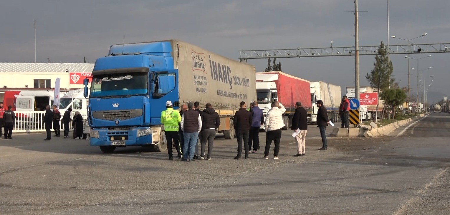 Öncüpınar Sınır Kapısı’nda kilometrelerce tır kuyruğu