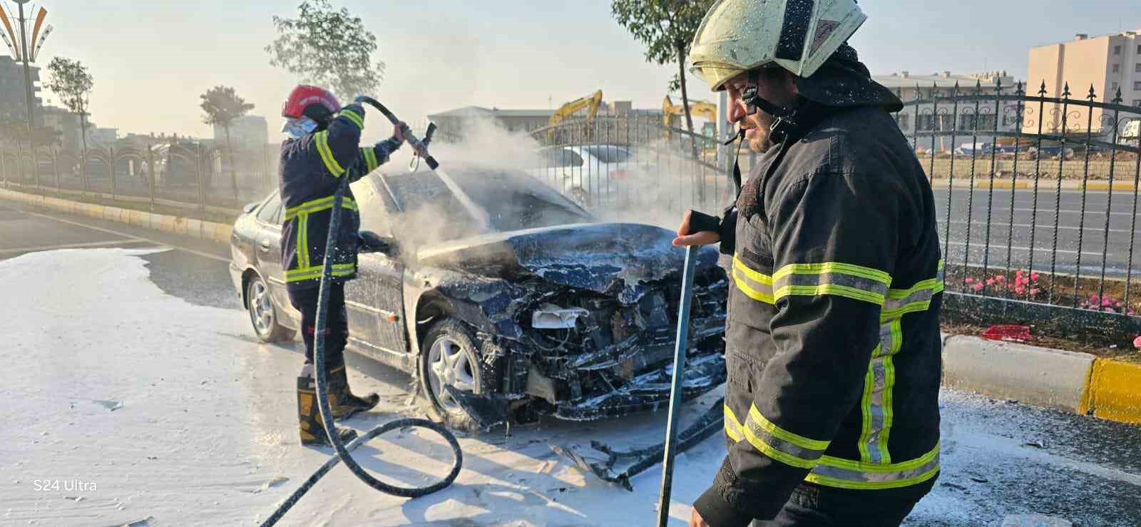 Zincirleme kazaya karışan otomobil alev aldı