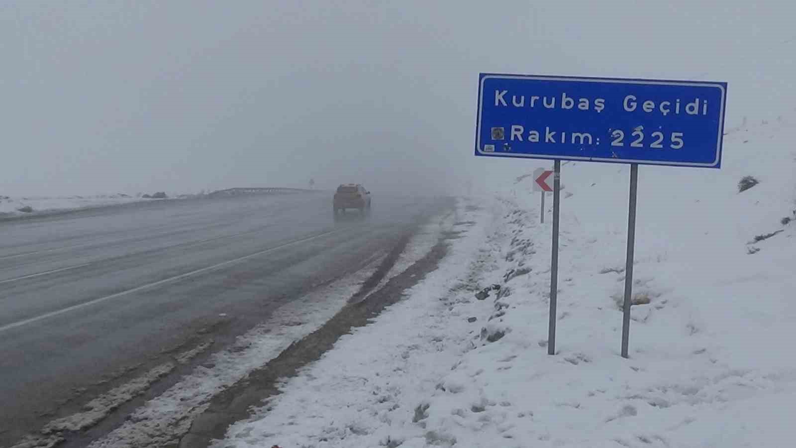 Van’da Kurubaş Geçidi’nde sis etkili oluyor