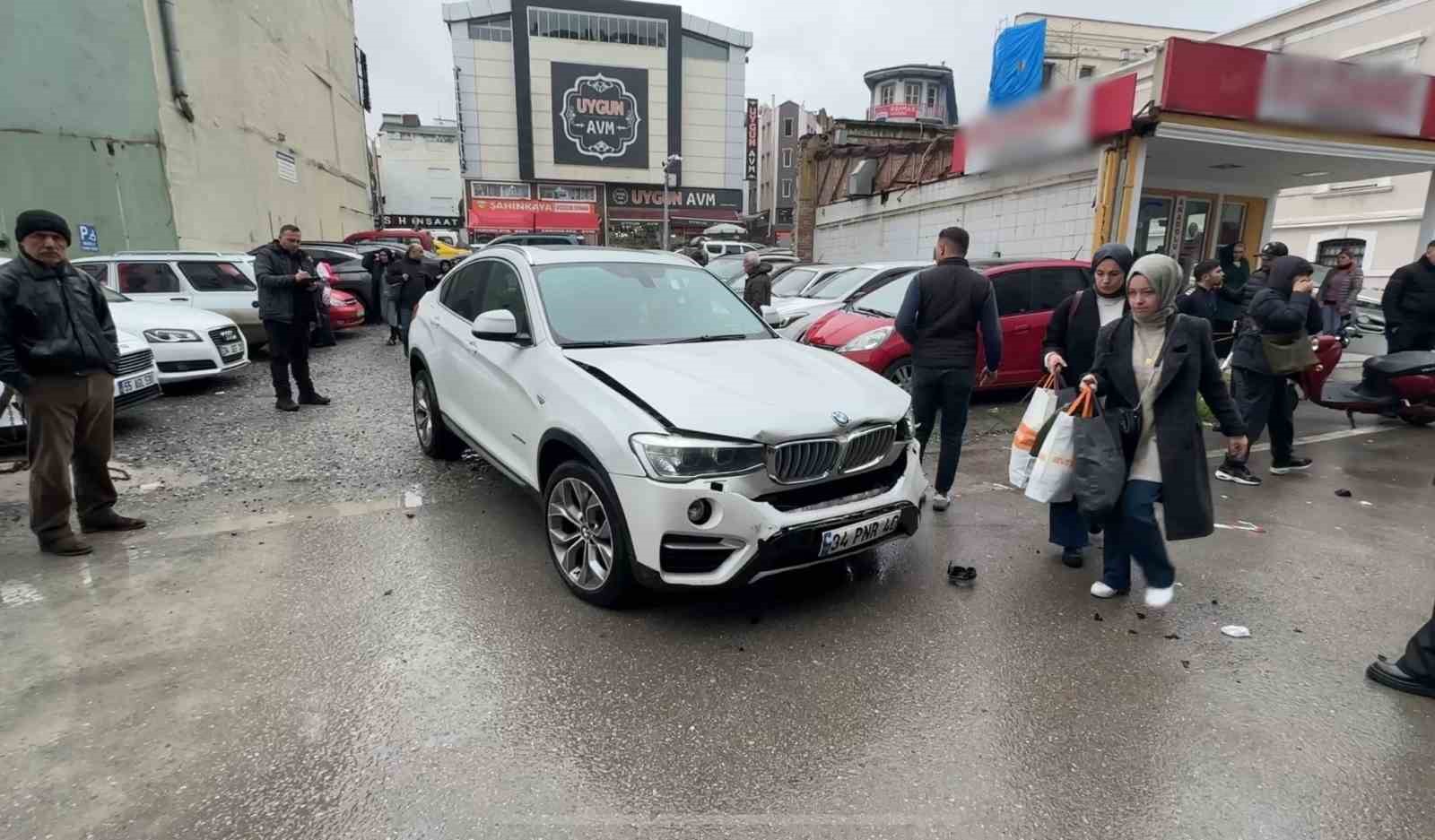 Lüks aracın çarptığı otomobil hastane aciline girdi: O anlar kamerada
