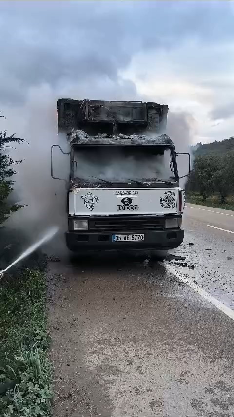 Kamyonette çıkan yangını mahalle muhtarı söndürdü
