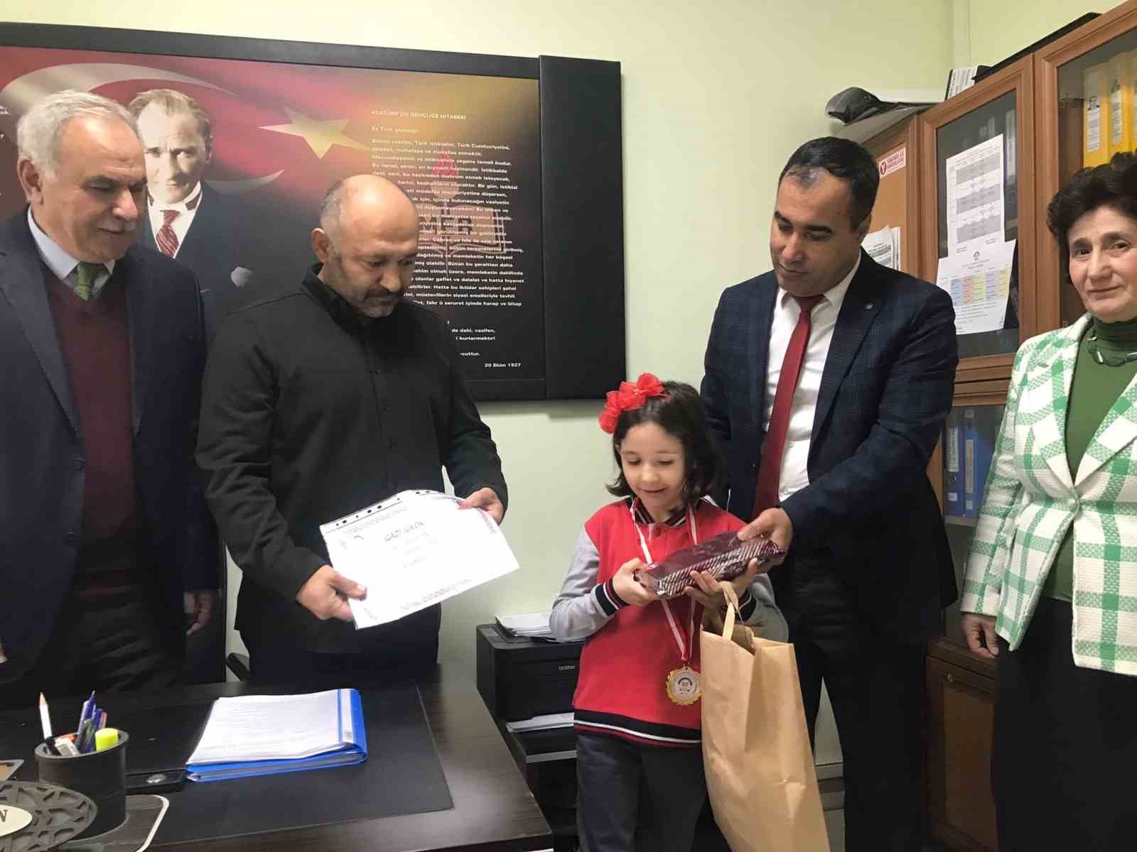 Para dolu c&uuml;zdan bulan ilkokul &ouml;ğrencisinden takdir toplayan davranış
