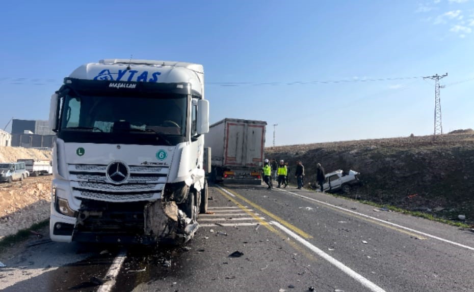 Şanlıurfa&rsquo;da tırla &ccedil;arpışıp şarampole devrilen otomobilin s&uuml;r&uuml;c&uuml;s&uuml; ağır yaralandı
