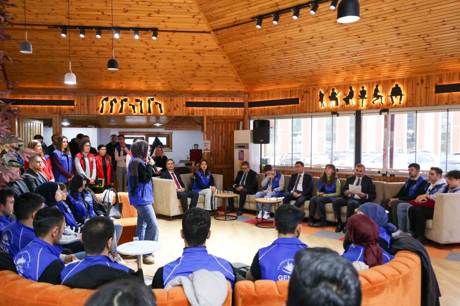 Gen&ccedil;lik ve Spor Bakanı Osman Aşkın Bak, gen&ccedil;lere s&ouml;z verdi
