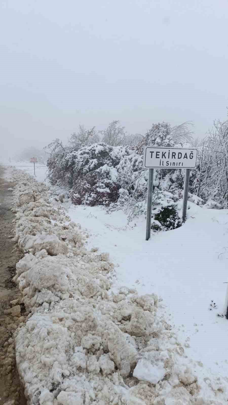&Ccedil;anakkale&rsquo;de İl &Ouml;zel İdare ekipleri karla kaplı k&ouml;y yollarını a&ccedil;ıyor
