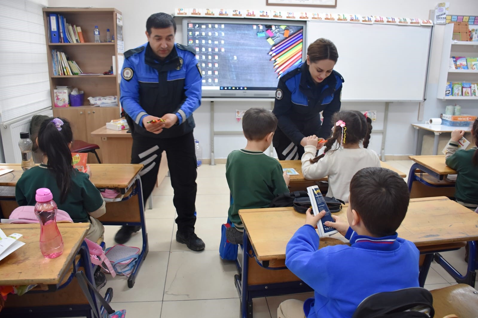 Emniyet M&uuml;d&uuml;r&uuml; Ay&rsquo;dan kendisine mektup g&ouml;nderen &ouml;ğrencilere karne hediyesi
