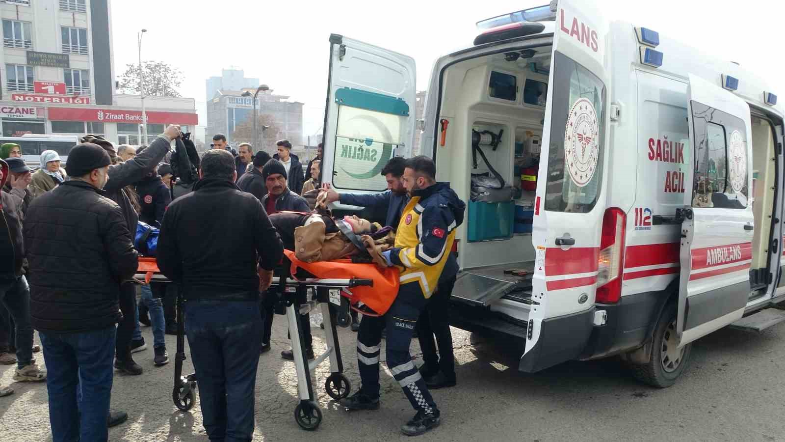 Beton mikserinin &ccedil;arptığı kadın yaralandı
