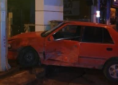 Kavşakta otomobiller &ccedil;arpıştı, 2 kişi yaralandı
