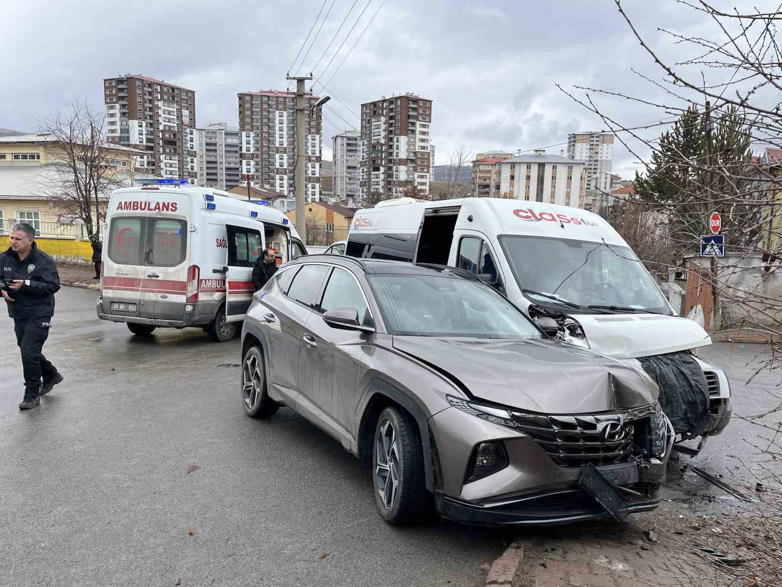 İ&ccedil;erisinde bulunduğu servis kaza yaptı, o "Dedeme gidecektim" diye ağladı
