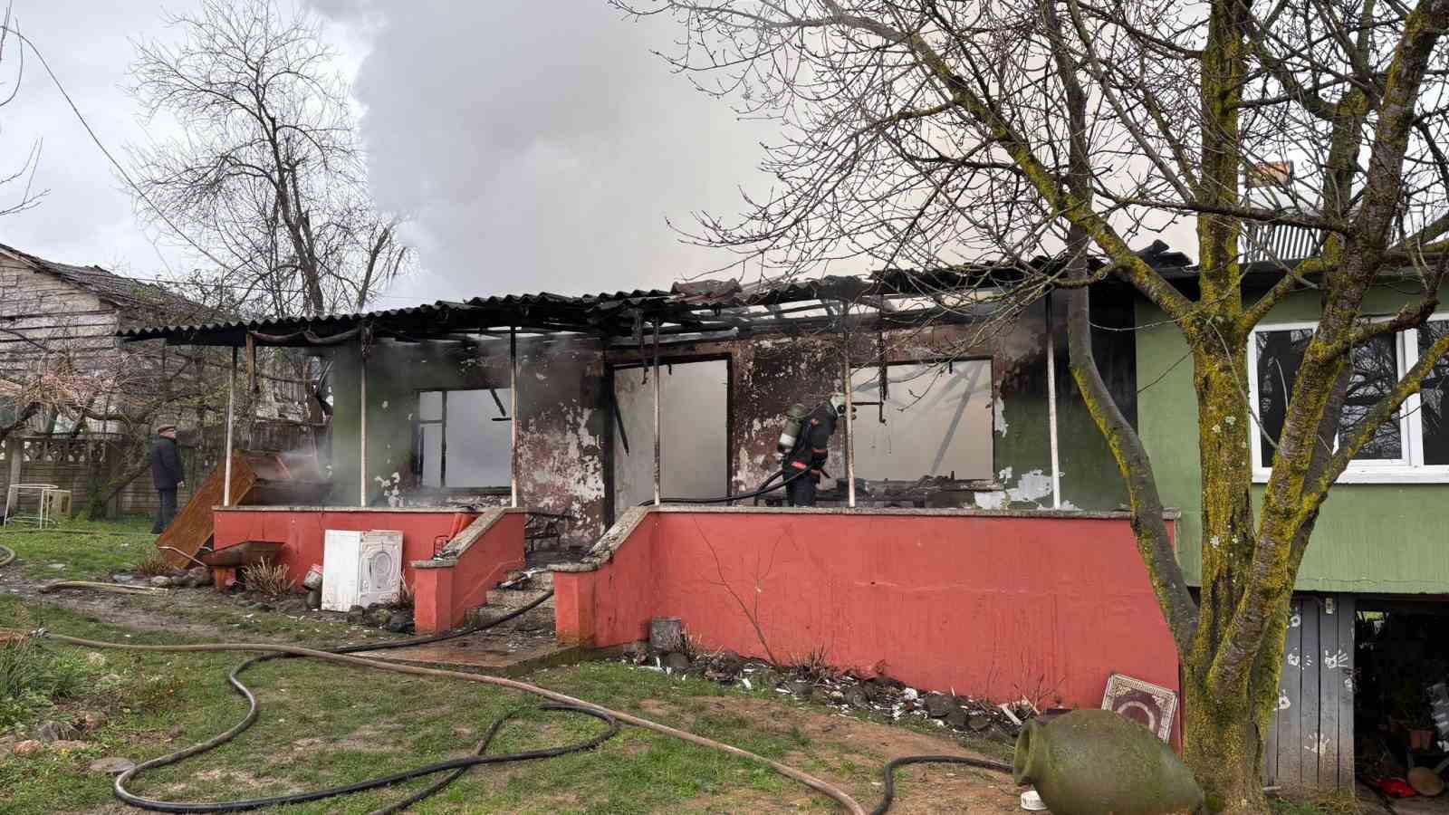 Tek katlı ev alevlere teslim oldu: Evli &ccedil;ift evden son anda &ccedil;ıktı
