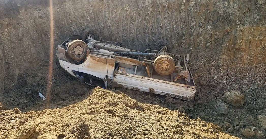 &Ccedil;ukura d&uuml;şen kamyonetteki 4 kişi yaralandı

