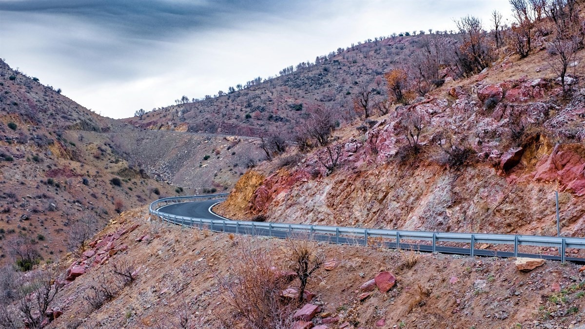 Sason&rsquo;da iki k&ouml;y&uuml; il&ccedil;eye bağlayan yollar asfalta kavuştu
