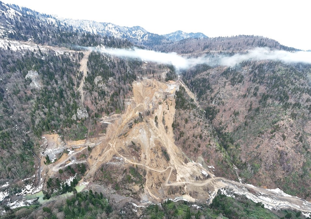 Dev heyelana yakalanan k&ouml;y sakinleri g&uuml;n ağarınca şaşkına d&ouml;nd&uuml;ler

