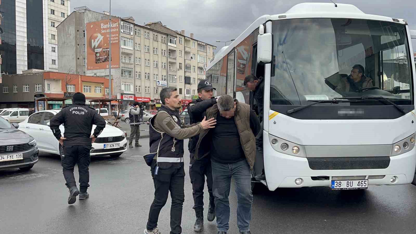 Kayseri’de suç örgütüne yönelik operasyonda gözaltına alınan 17 kişi adliyede