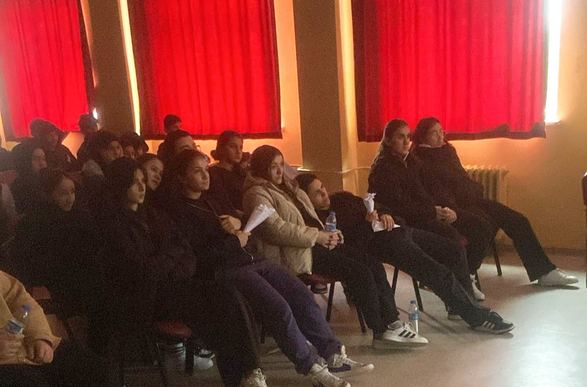 Okulda sinema g&ouml;sterisi

