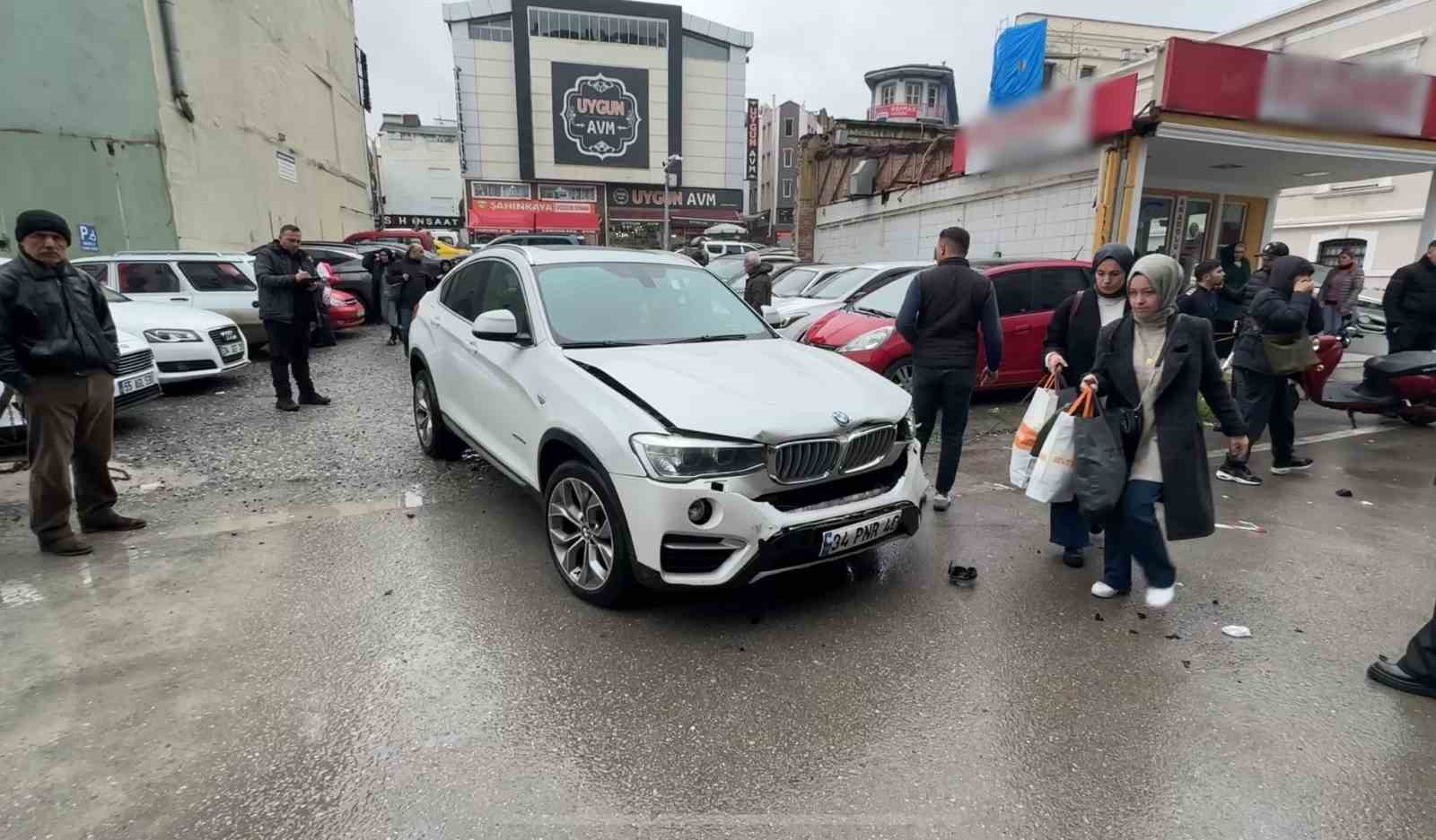 L&uuml;ks aracın &ccedil;arptığı otomobil hastane aciline girdi: O anlar kamerada
