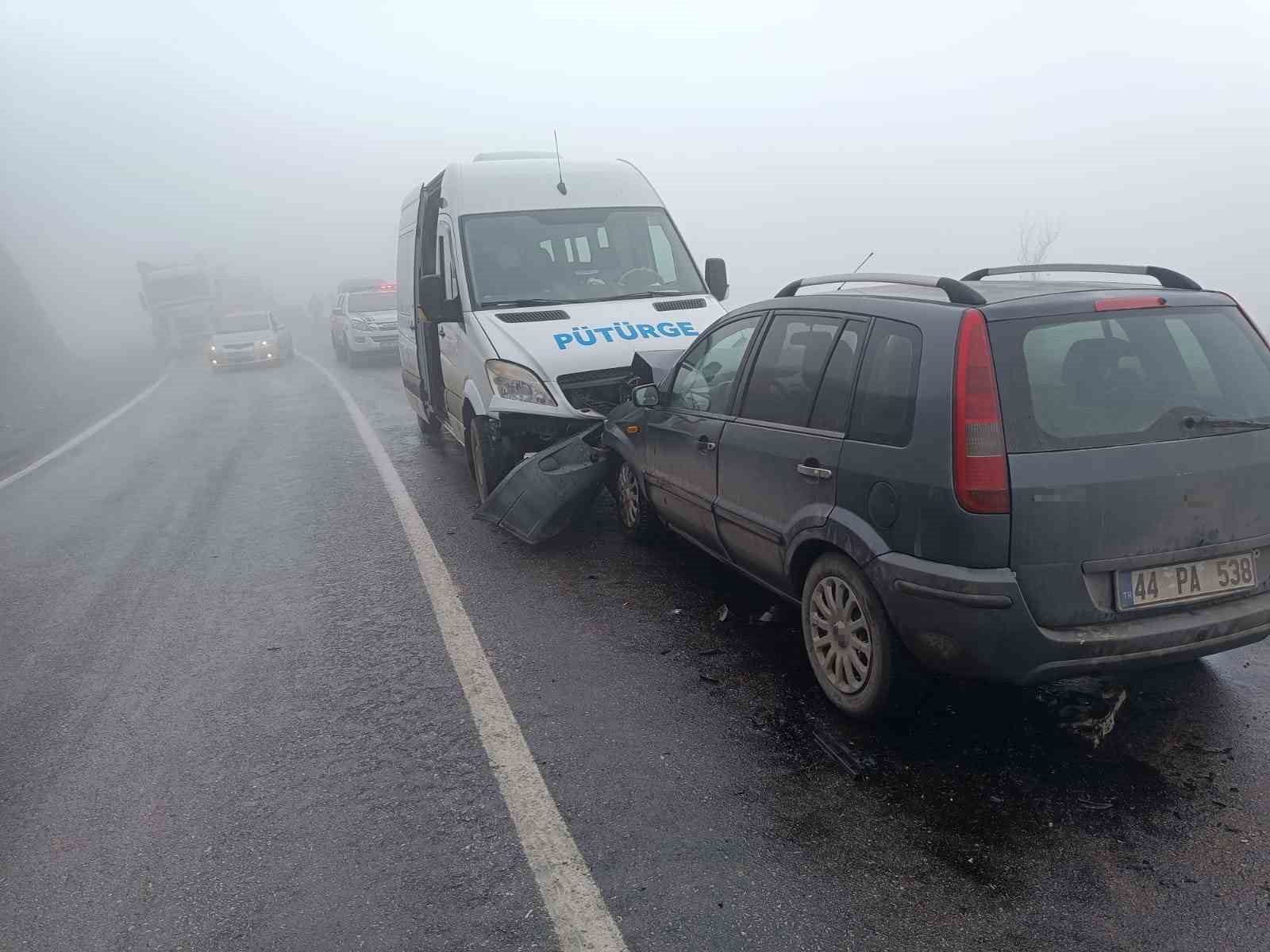 Minib&uuml;sle &ccedil;arpışan otomobilin s&uuml;r&uuml;c&uuml;s&uuml; yaralandı
