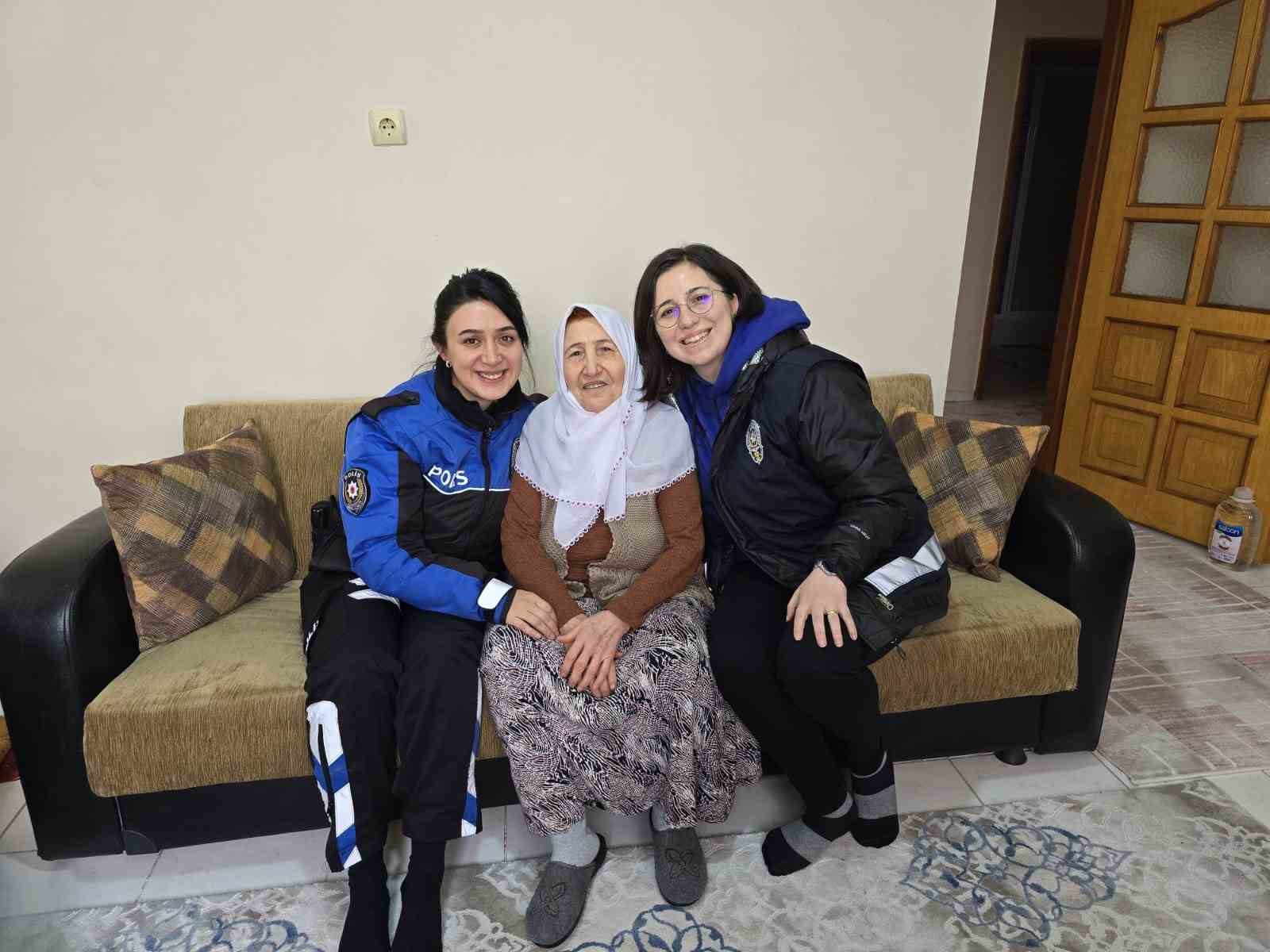 81 yaşındaki yaşlı kadına, emniyetten doğum g&uuml;n&uuml; s&uuml;rprizi
