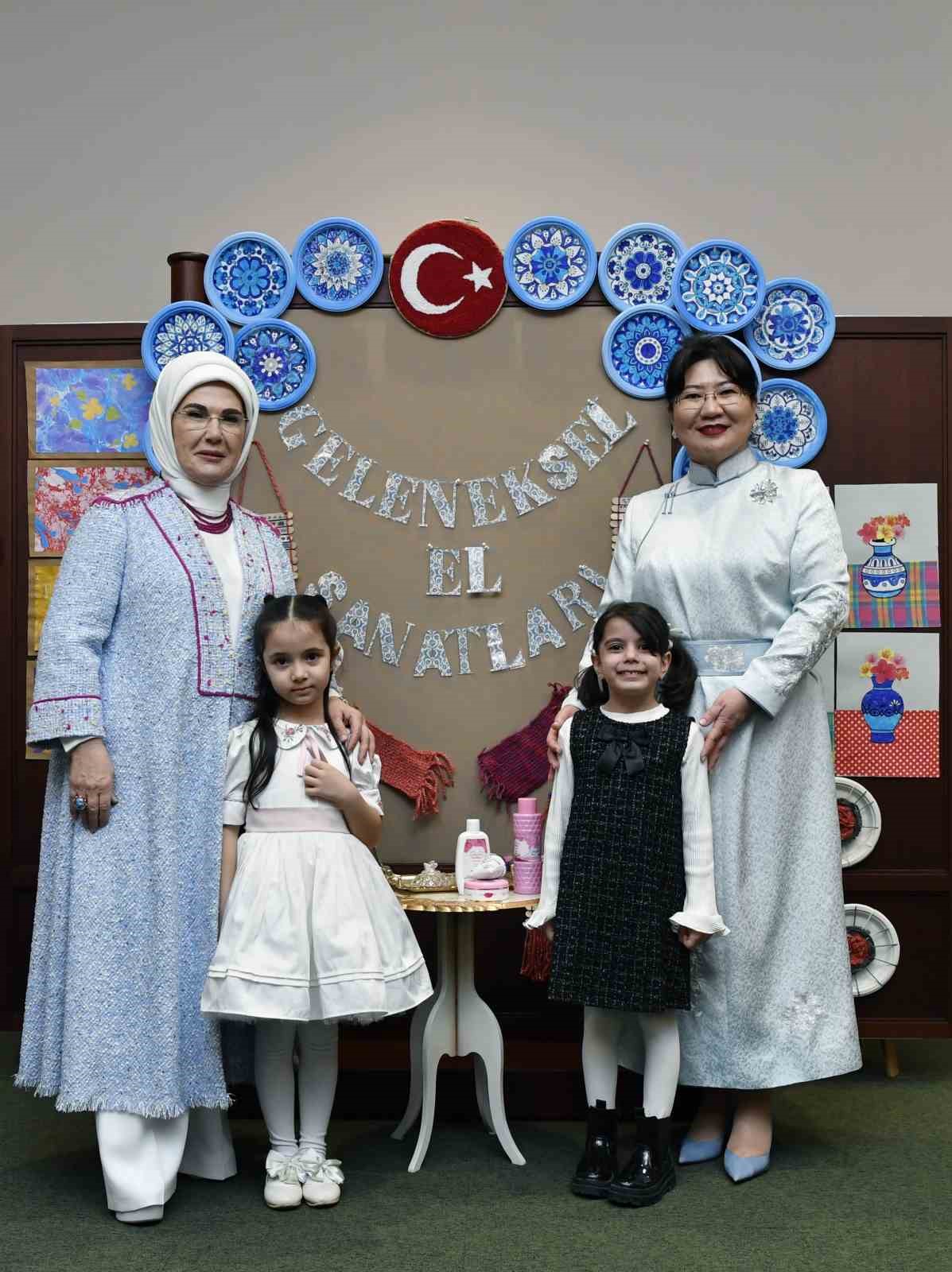 Emine Erdoğan, Moğolistan Cumhurbaşkanı&rsquo;nın eşi Luvsandorj ile bir araya geldi
