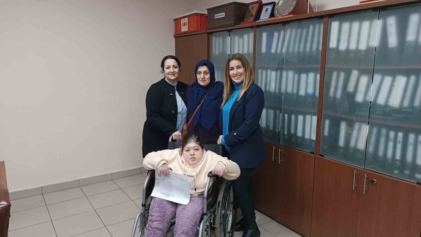 Evde eğitim g&ouml;rd&uuml;, karne heyecanını ilk kez okulda yaşadı
