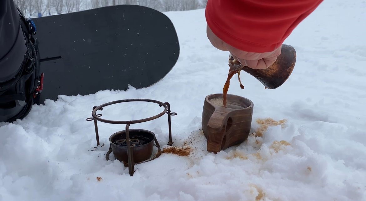 Uludağ’da snowboard yaparken Türk Kahvesi yudumladı