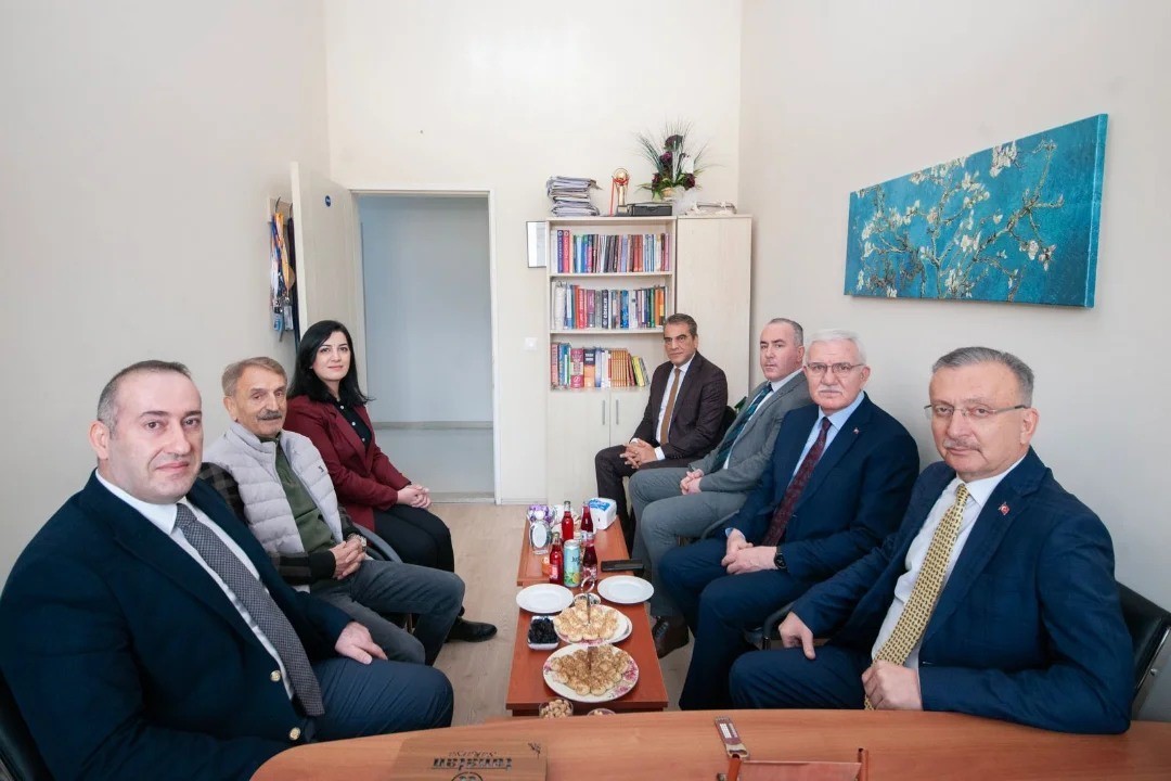 Rekt&ouml;r Levent, M&uuml;hendislik ile İktisadi ve İdari Bilimler Fak&uuml;ltesinde unvan alan akademisyenleri tebrik etti
