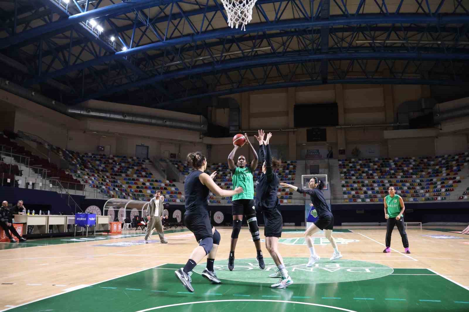 İzmit’in kadın basketbolcuları rotayı Nesibe Aydın maçına çevirdi
