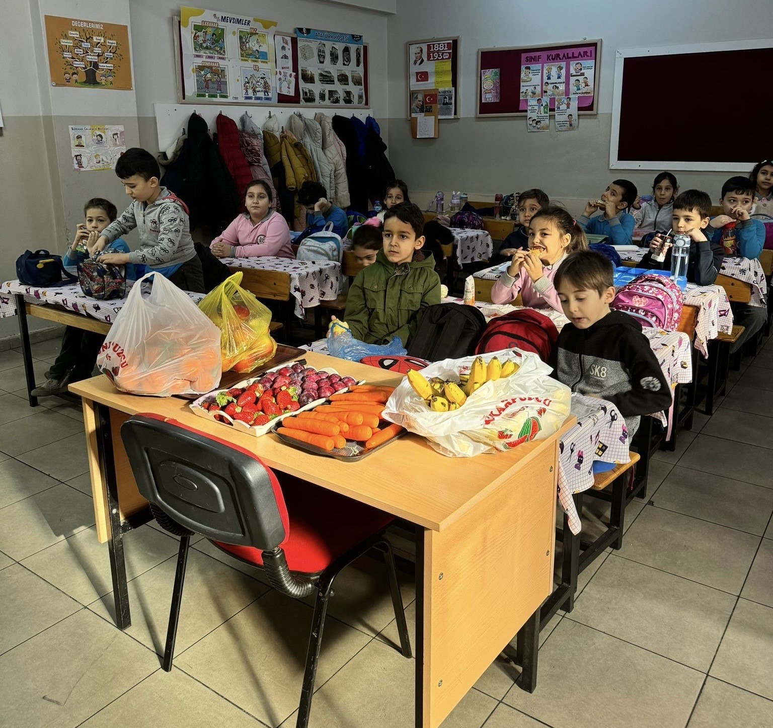 Somalı minikler sağlıklı beslenme ve matematiği pazarda öğrendi