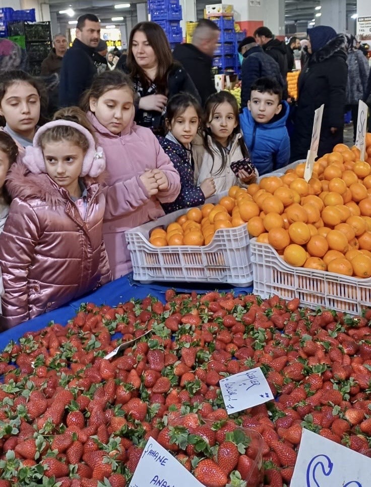 Somalı minikler sağlıklı beslenme ve matematiği pazarda &ouml;ğrendi
