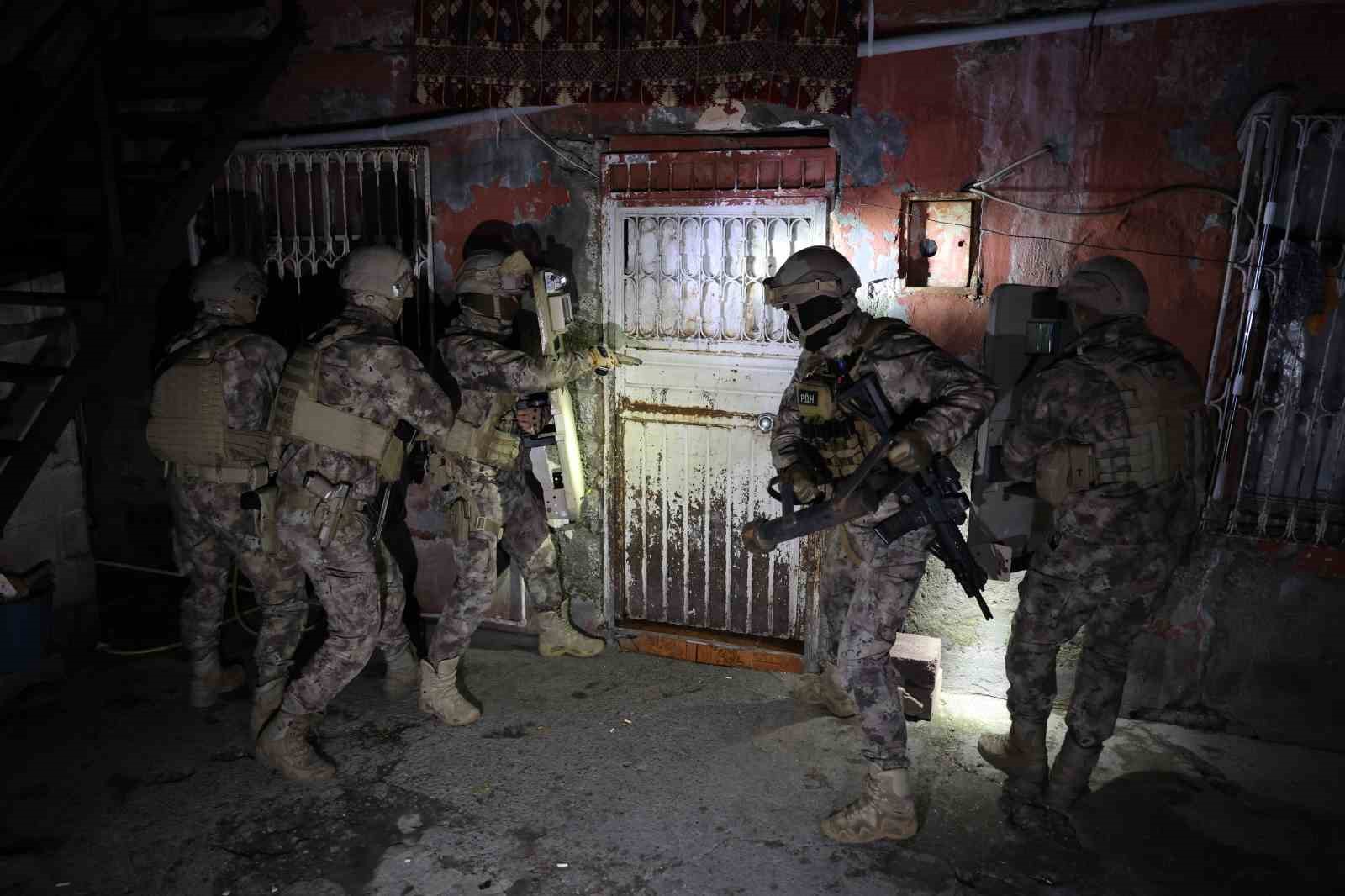 Adana’da uyuşturucu satıcılarına operasyon: 9 torbacı tutuklandı