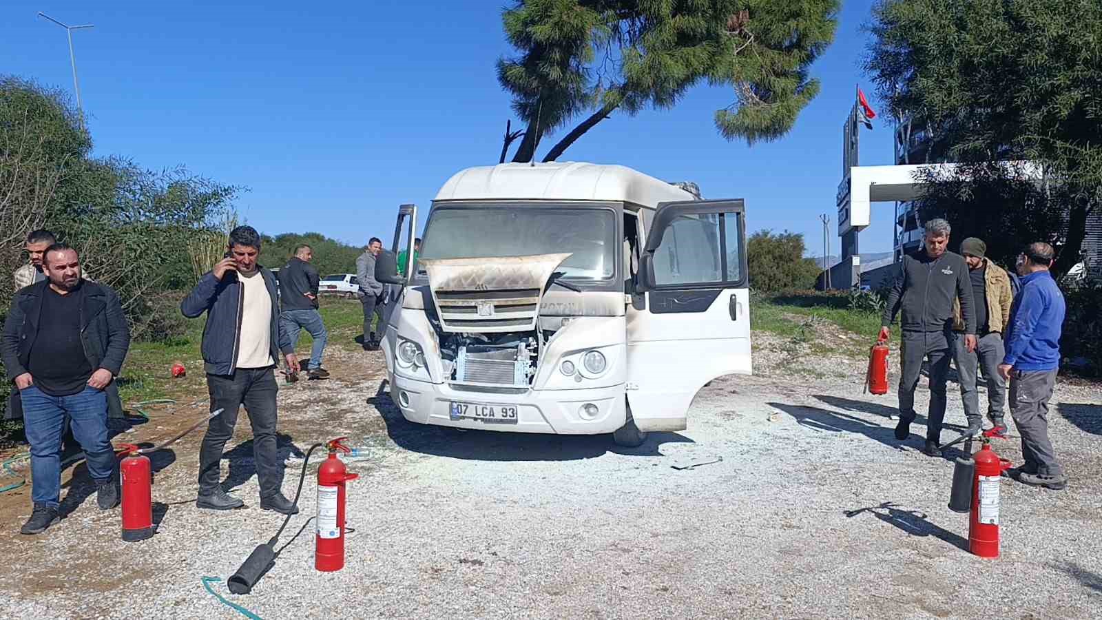 Manavgat’ta otel servis minibüsü yandı