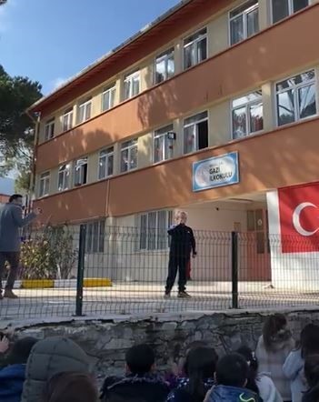 Ödevleri kaldırıp tatilleri uzatan minik bakandan öğretmenlere ikramiye ve 5 yıldızlı otel vaadi
