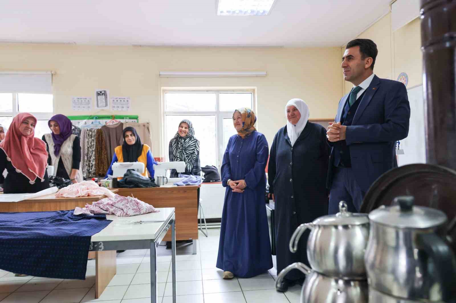 Bilecikli kadın, Vali Ayg&ouml;l&rsquo;&uuml;n makam aracı Togg&rsquo;un direksiyonuna ge&ccedil;ti
